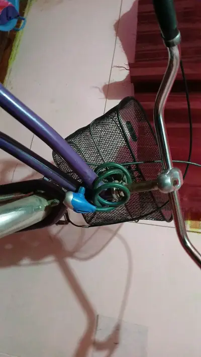 Bicicleta urbana morada con canasto - miniatura 5