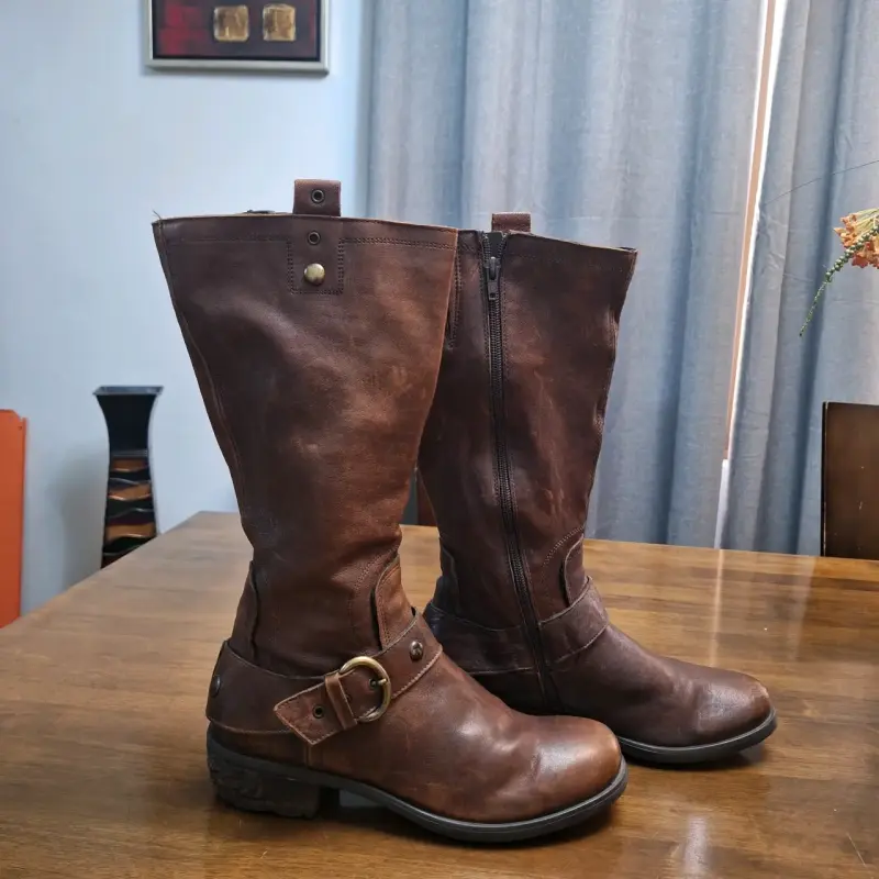 Botas de cuero marrón con hebilla