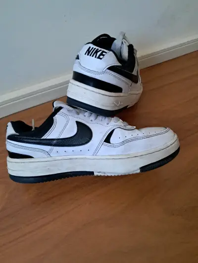 Zapatillas deportivas Nike blancas y negras - miniatura 1