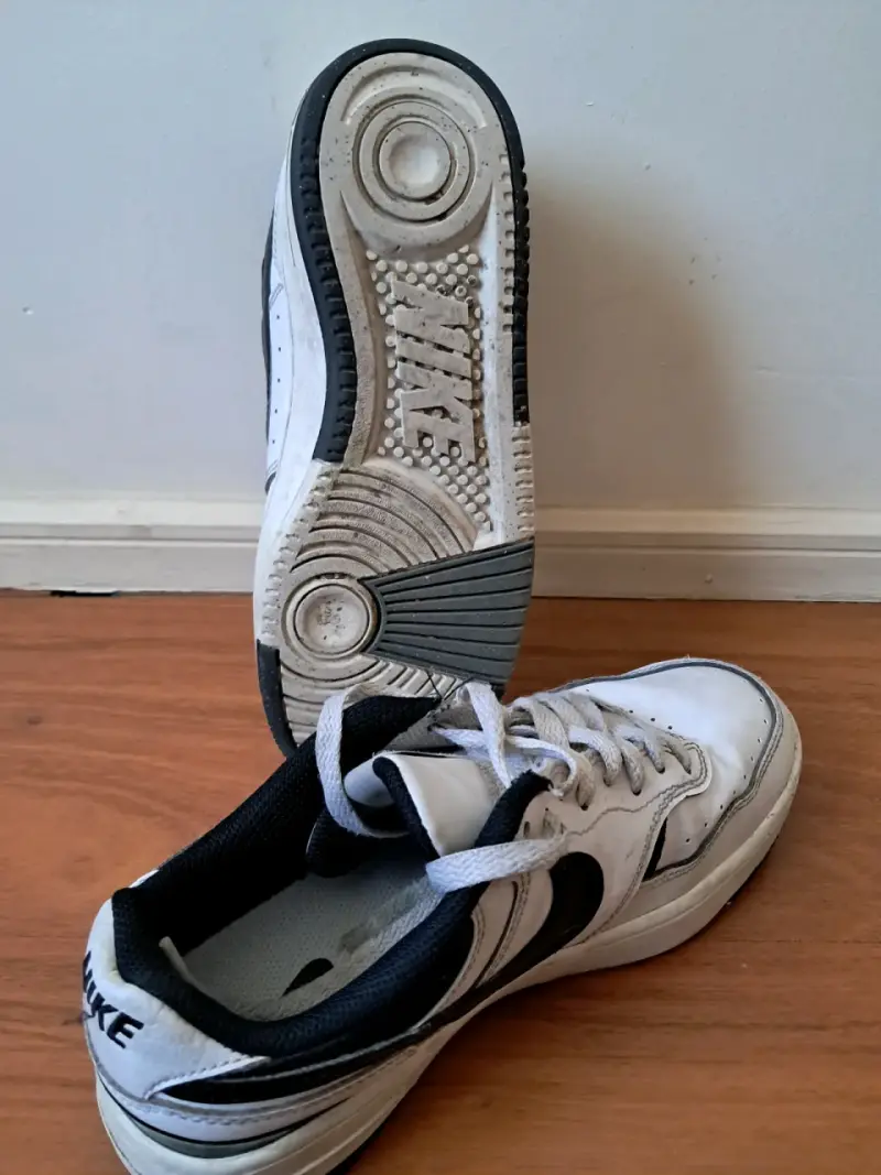Zapatillas deportivas Nike blancas y negras - 2