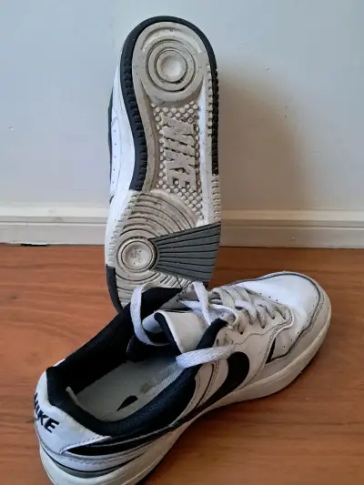 Zapatillas deportivas Nike blancas y negras - miniatura 2