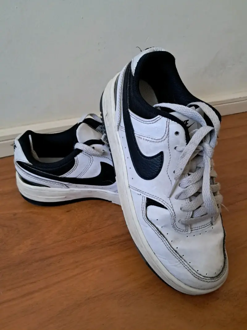 Zapatillas deportivas Nike blancas y negras - 3