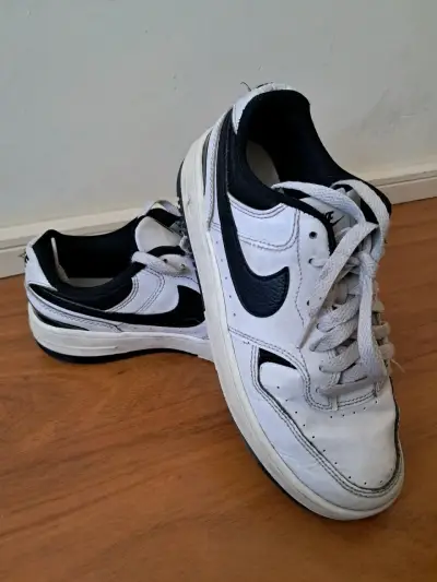 Zapatillas deportivas Nike blancas y negras - miniatura 3