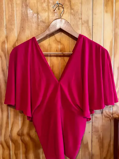 Blusa fucsia con mangas amplias - miniatura 1