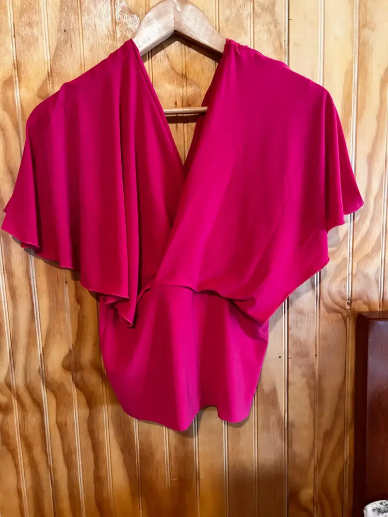 Blusa fucsia con mangas amplias - 2