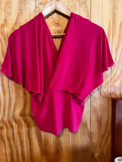 Blusa fucsia con mangas amplias - miniatura 2