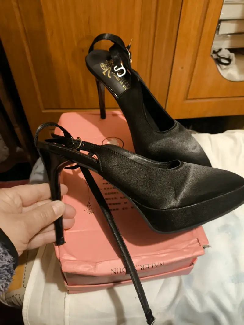 Tacones negros de satén con hebilla - 2