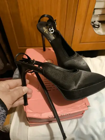 Tacones negros de satén con hebilla - miniatura 2