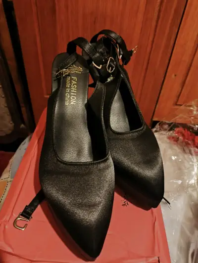 Tacones negros de satén con hebilla - miniatura 3
