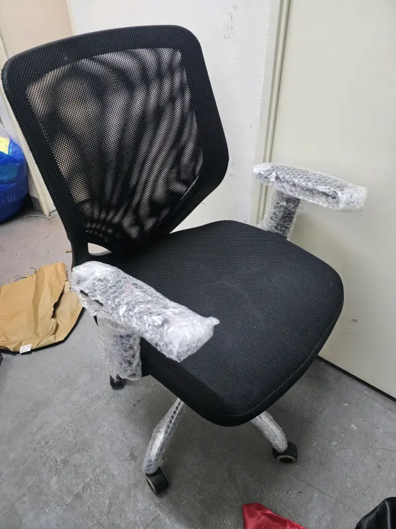 Silla de oficina ergonómica negra con ruedas - 1