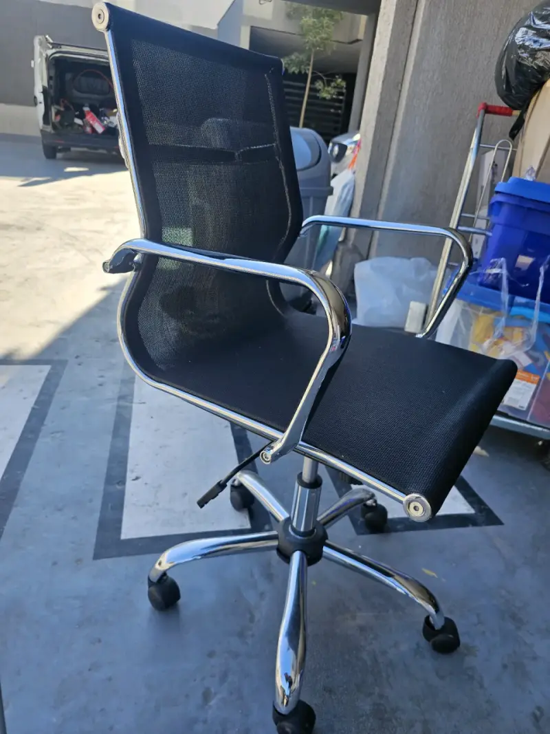 Silla de oficina ergonómica negra con ruedas - 2
