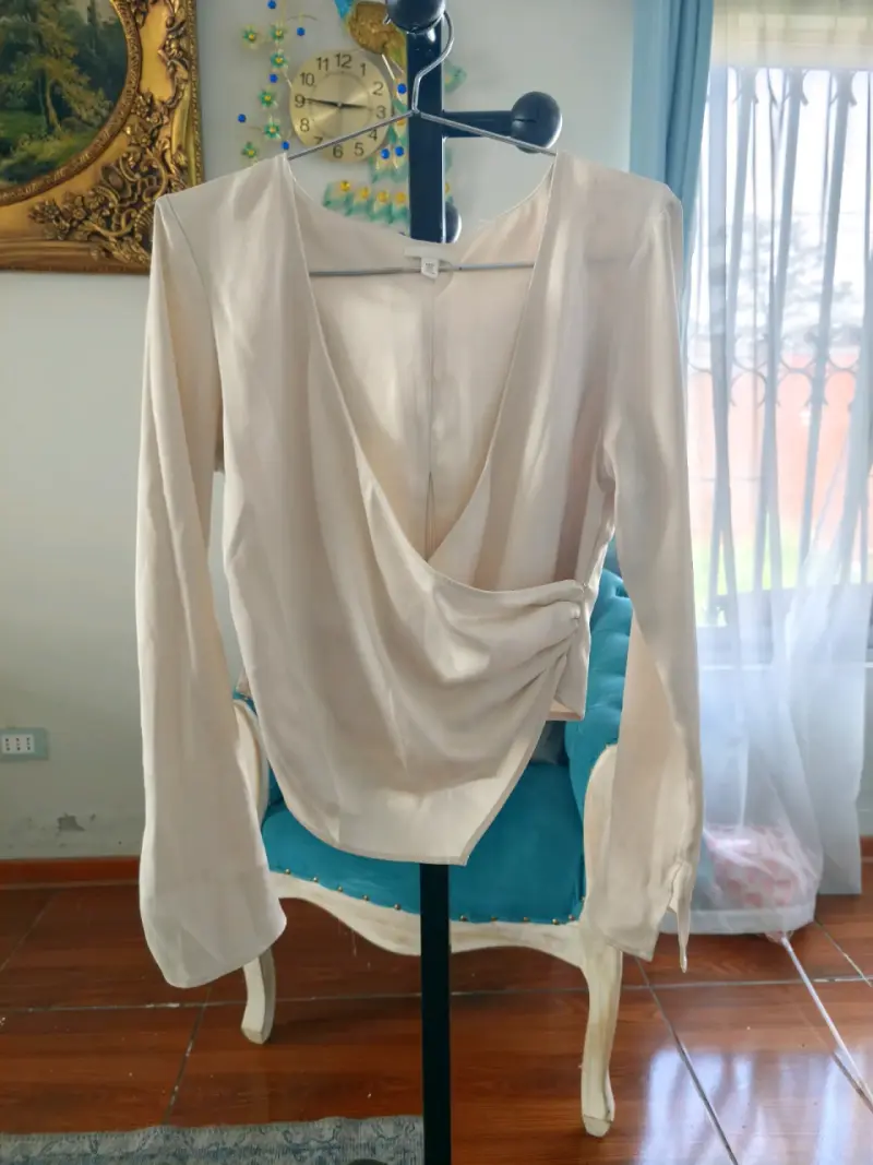 Blusa blanca con escote drapeado