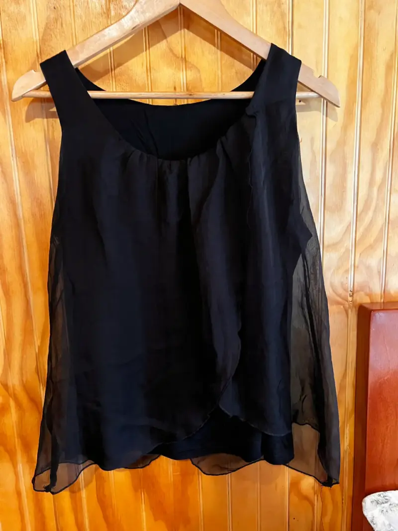 Blusa negra sin mangas de gasa - 1