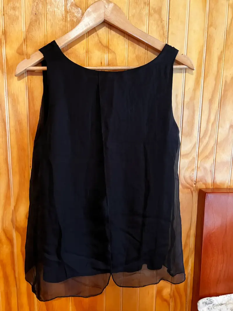 Blusa negra sin mangas de gasa - 2