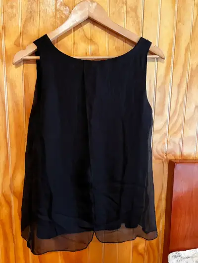 Blusa negra sin mangas de gasa - miniatura 2