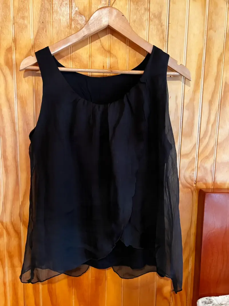 Blusa negra sin mangas de gasa - 3