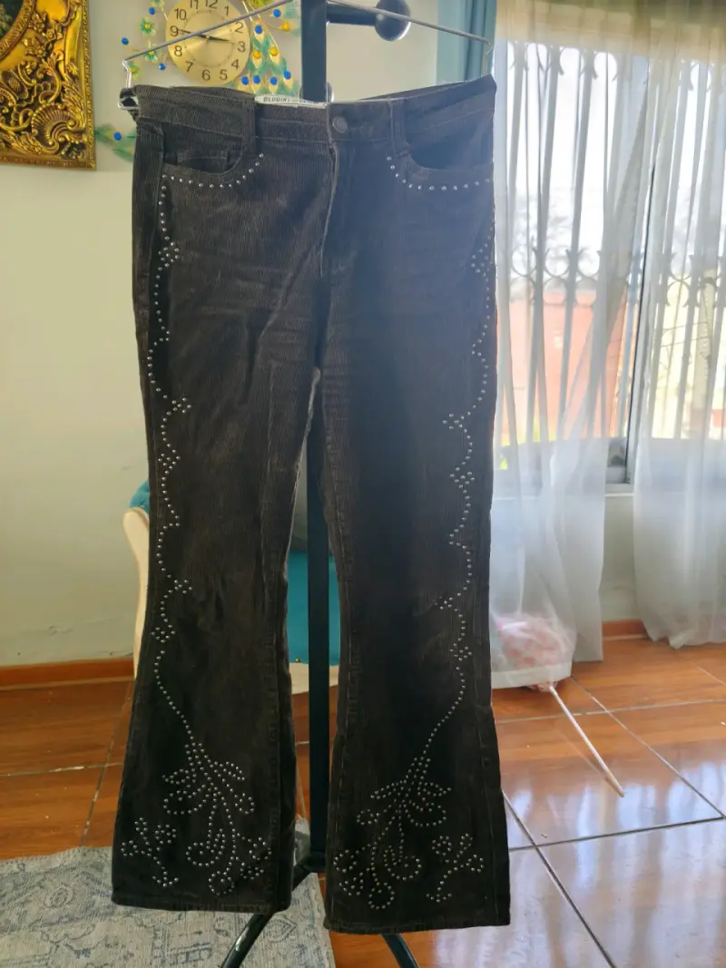 Pantalones de pana negros con detalles brillantes