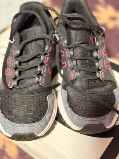 Zapatillas deportivas negras con detalles rosados para mujer - miniatura 1