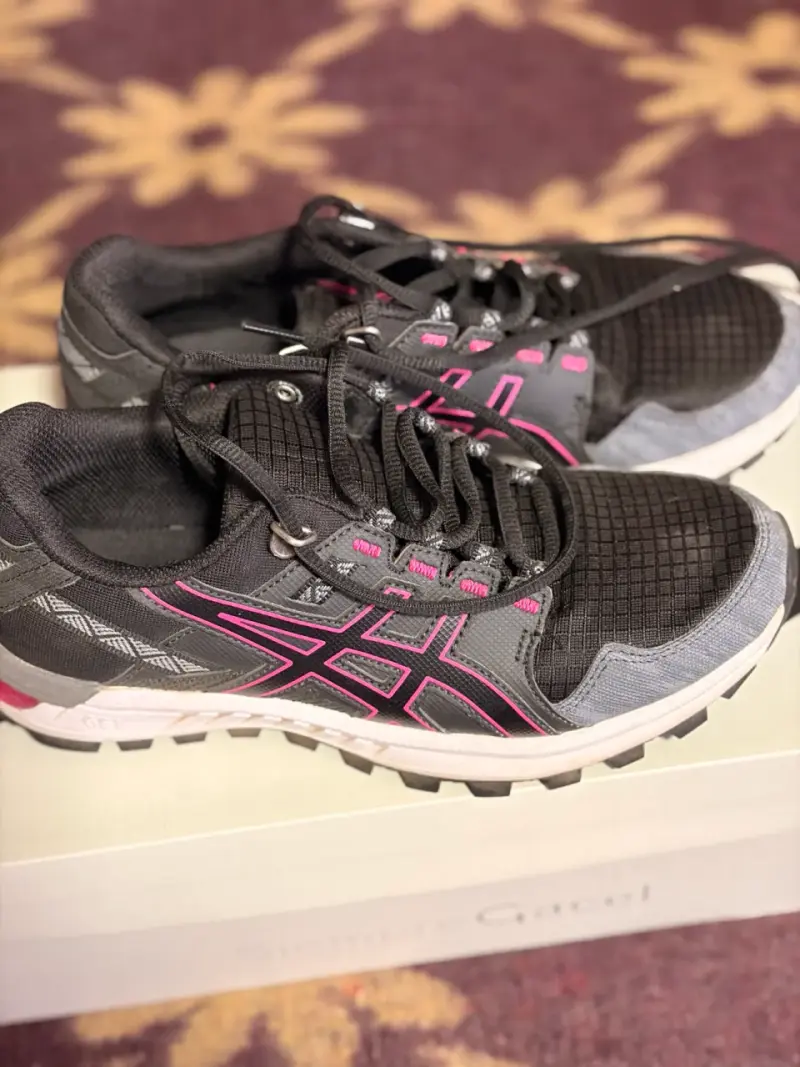 Zapatillas deportivas negras con detalles rosados para mujer - 3