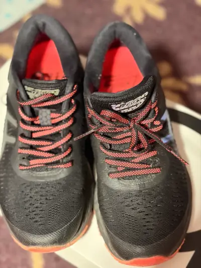 Zapatillas deportivas negras con detalles rojos - miniatura 1