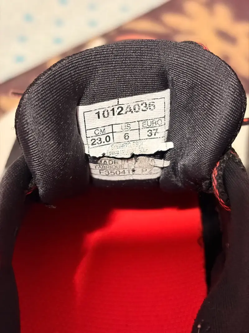 Zapatillas deportivas negras con detalles rojos - 2