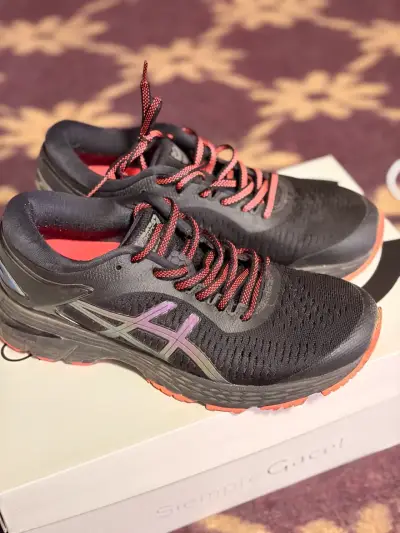Zapatillas deportivas negras con detalles rojos - miniatura 3