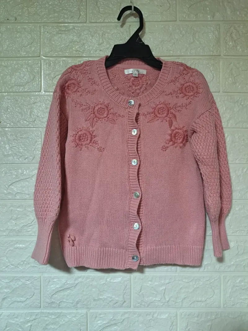 Chaleco de punto rosa para niña con diseño floral
