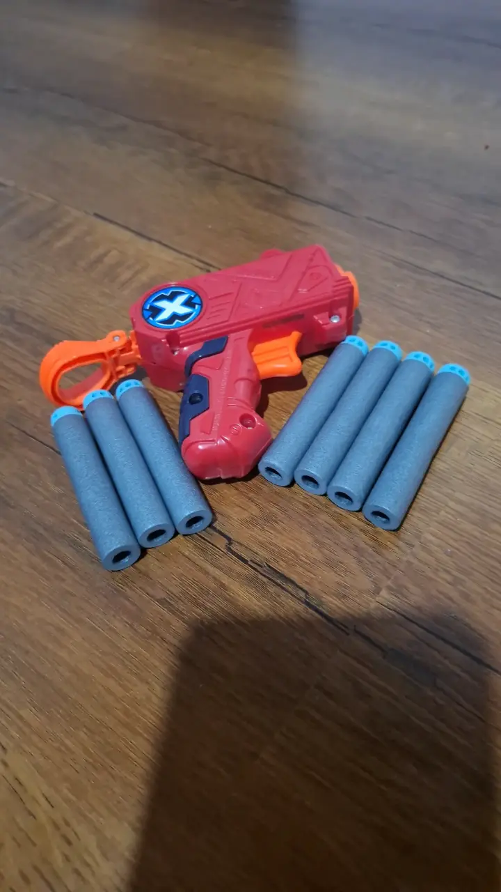 Pistola de juguete con dardos de espuma