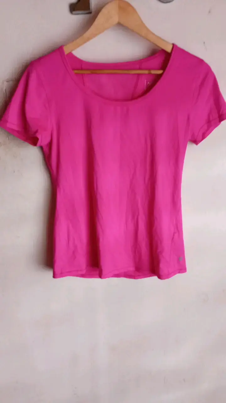 Polera fucsia de mujer en buen estado - 1