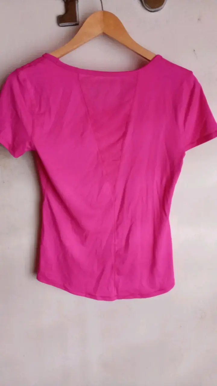 Polera fucsia de mujer en buen estado - 2