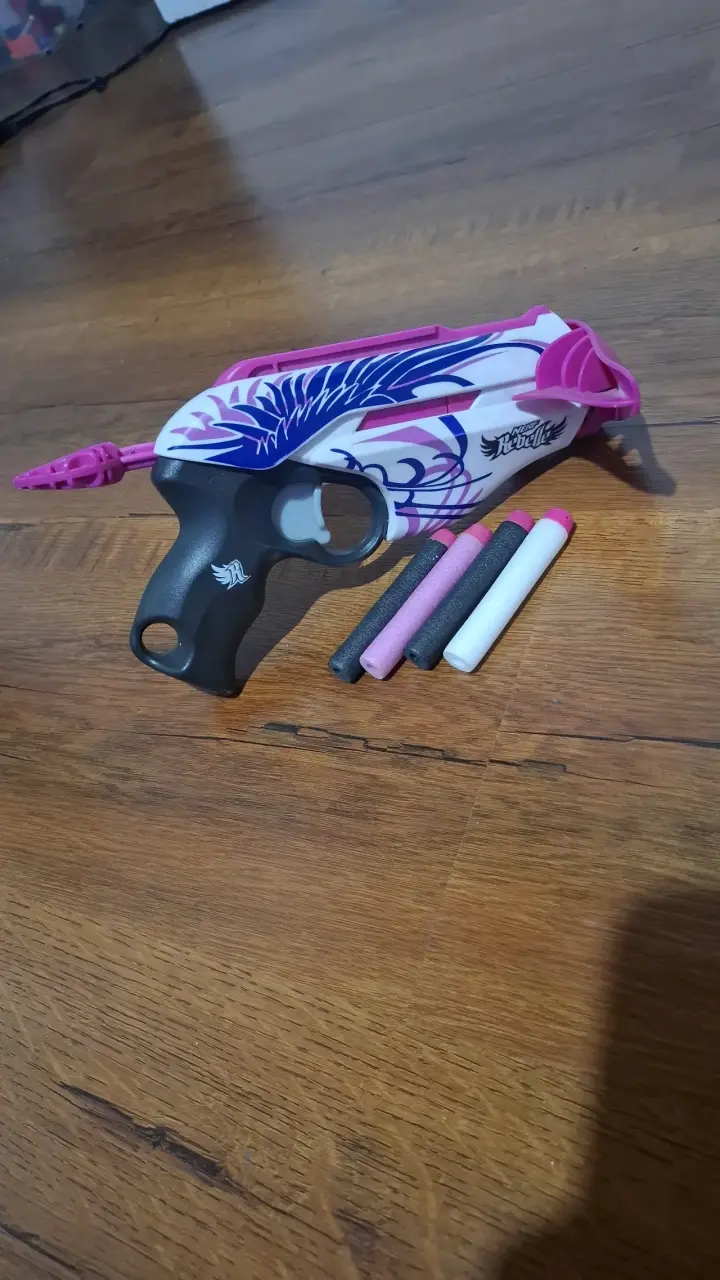 Lanzador de dardos Nerf Rebelle con diseño colorido