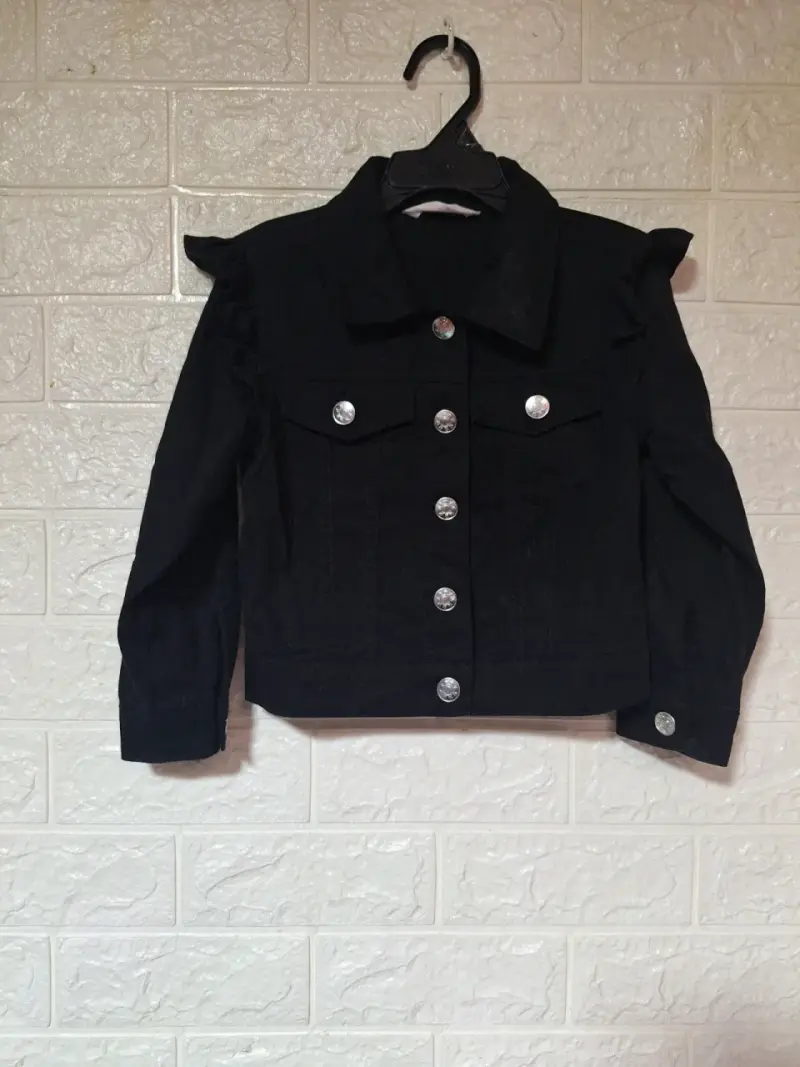 Chaqueta negra de mezclilla para mujer