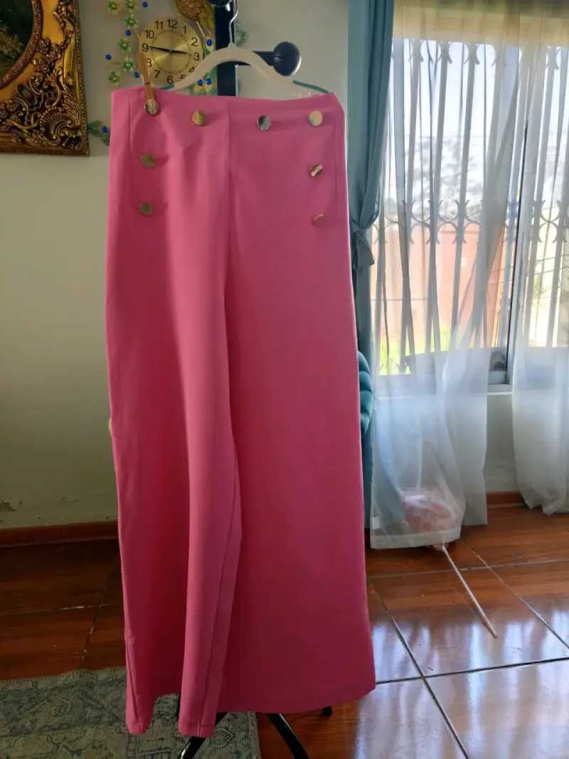 Pantalones anchos rosados con botones dorados