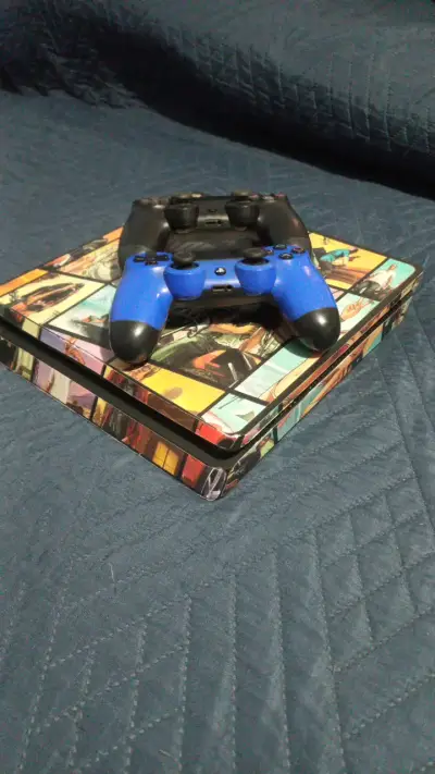 Consola PS4 con dos controles personalizados - miniatura 1