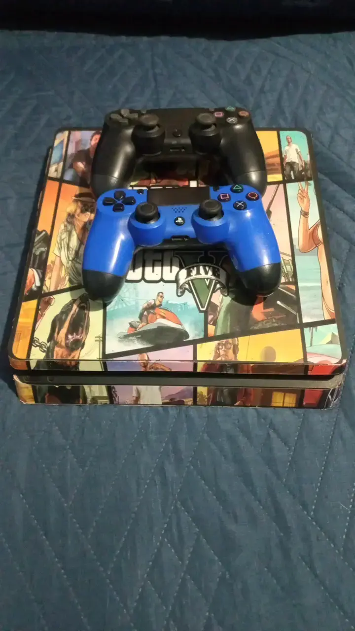 Consola PS4 con dos controles personalizados - 2
