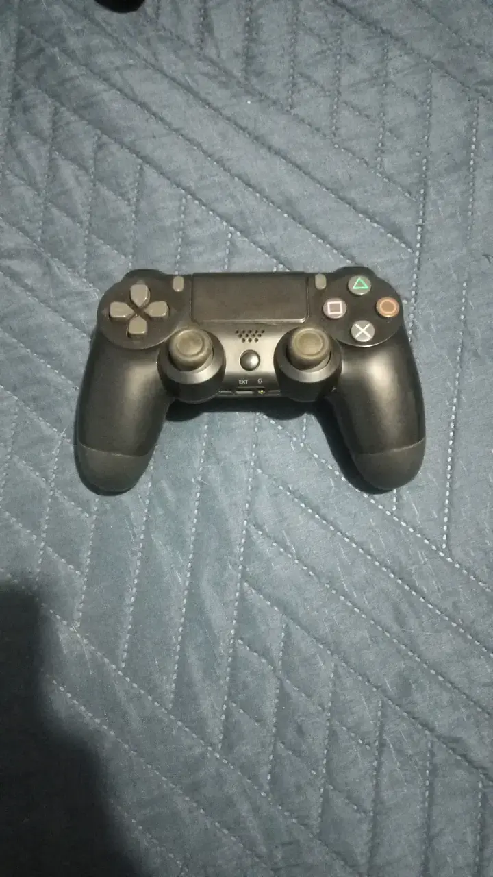 Consola PS4 con dos controles personalizados - 4