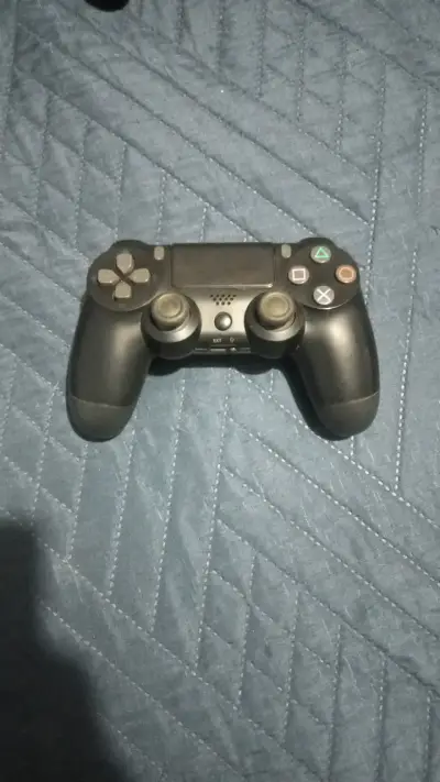Consola PS4 con dos controles personalizados - miniatura 4