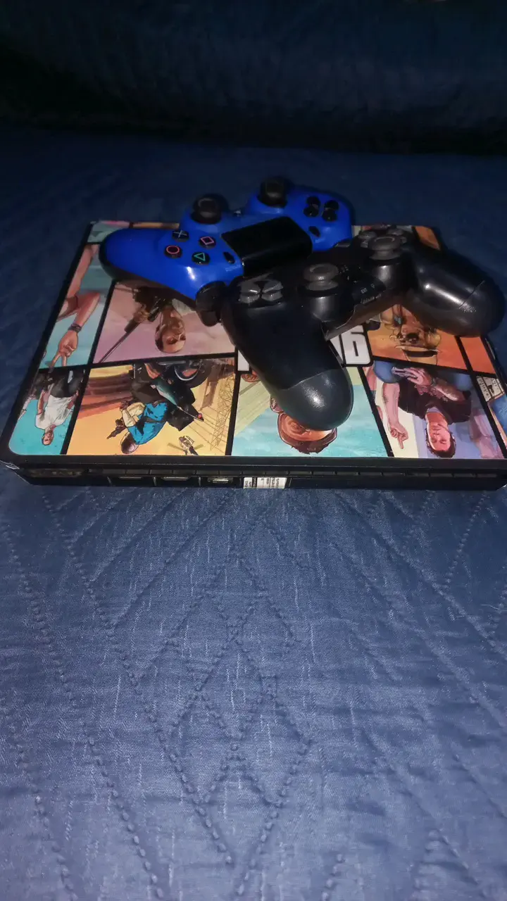 Consola PS4 con dos controles personalizados - 6