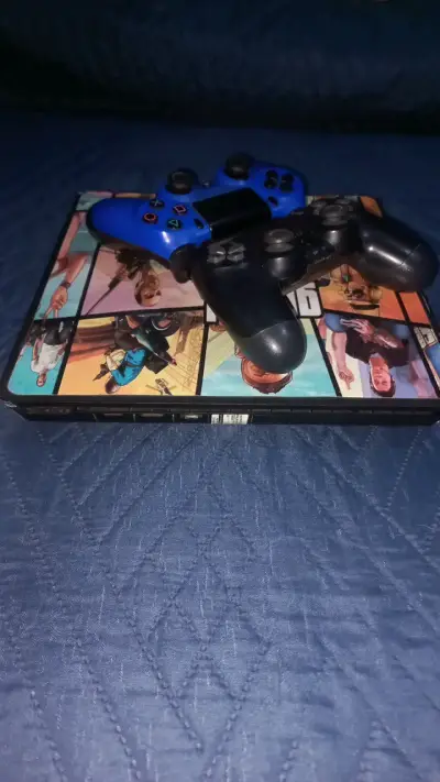 Consola PS4 con dos controles personalizados - miniatura 6