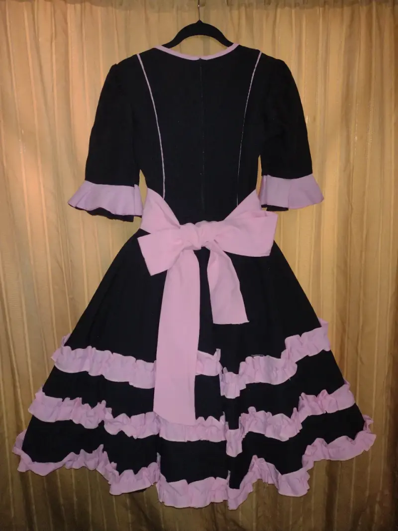 Vestido de cueca negro con volantes rosados - 4