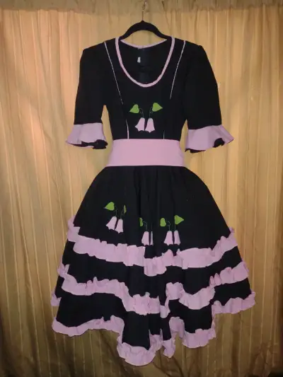 Vestido de cueca negro con volantes rosados - miniatura 6