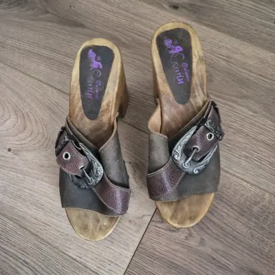 Zuecos de cuero con tacón alto y hebilla decorativa - miniatura 1