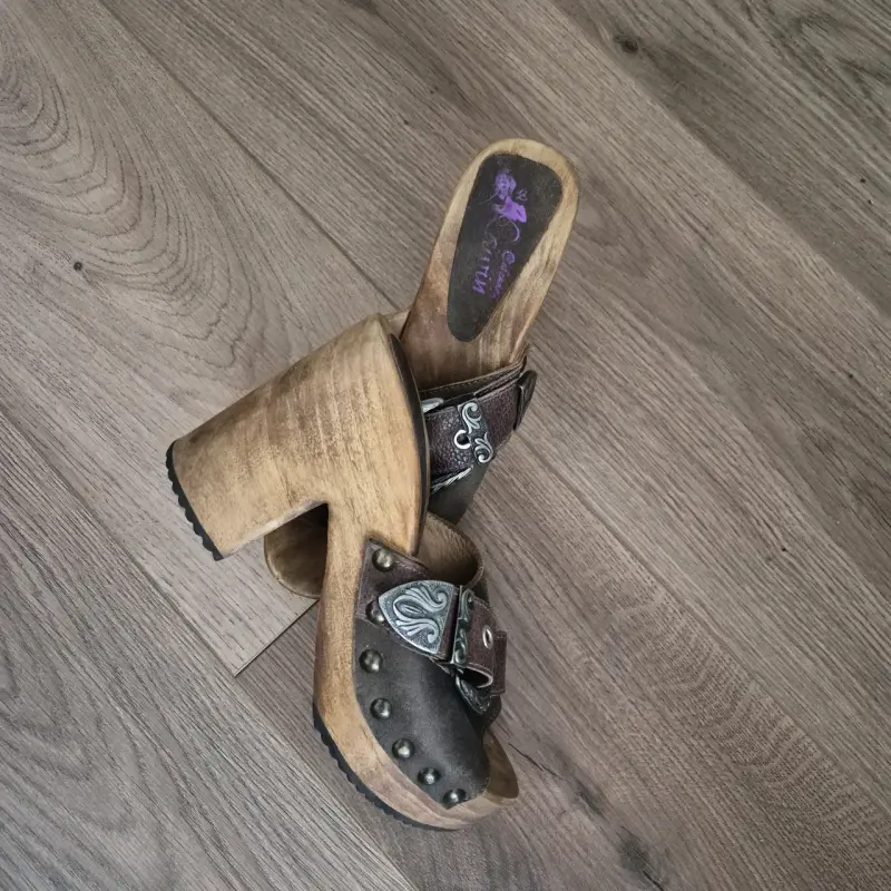 Zuecos de cuero con tacón alto y hebilla decorativa - 2