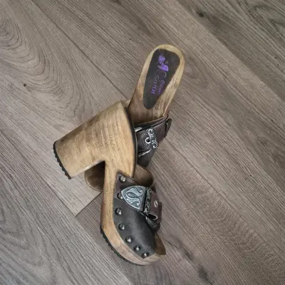 Zuecos de cuero con tacón alto y hebilla decorativa - miniatura 2