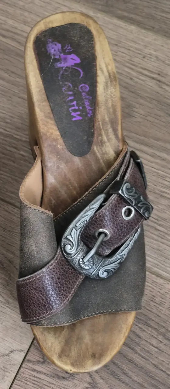 Zuecos de cuero con tacón alto y hebilla decorativa - 3