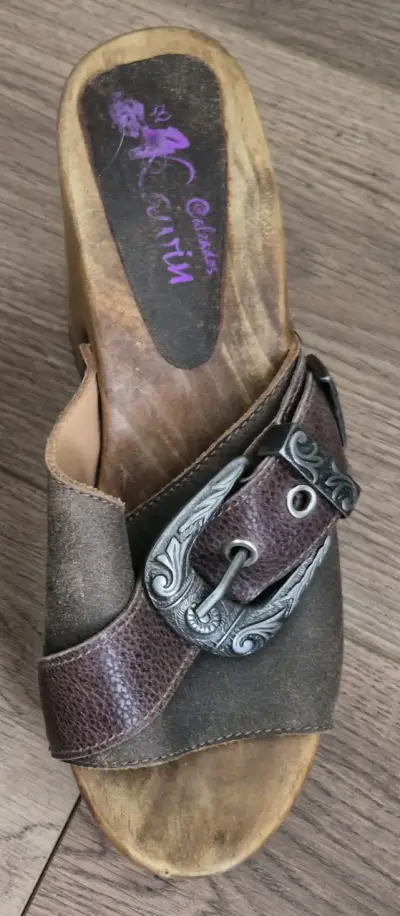 Zuecos de cuero con tacón alto y hebilla decorativa - miniatura 3