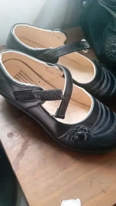 Zapatos escolares negros para niña con velcro - miniatura 1