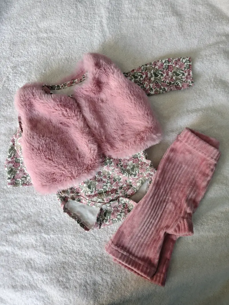 Conjunto de bebé con chaleco de peluche rosa