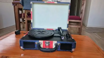 Tocadiscos vintage portátil con Bluetooth - miniatura 1