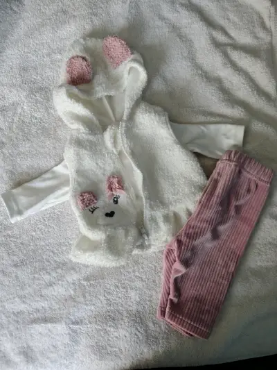 Conjunto de bebé con chaleco de osito y pantalones rosados - miniatura 1